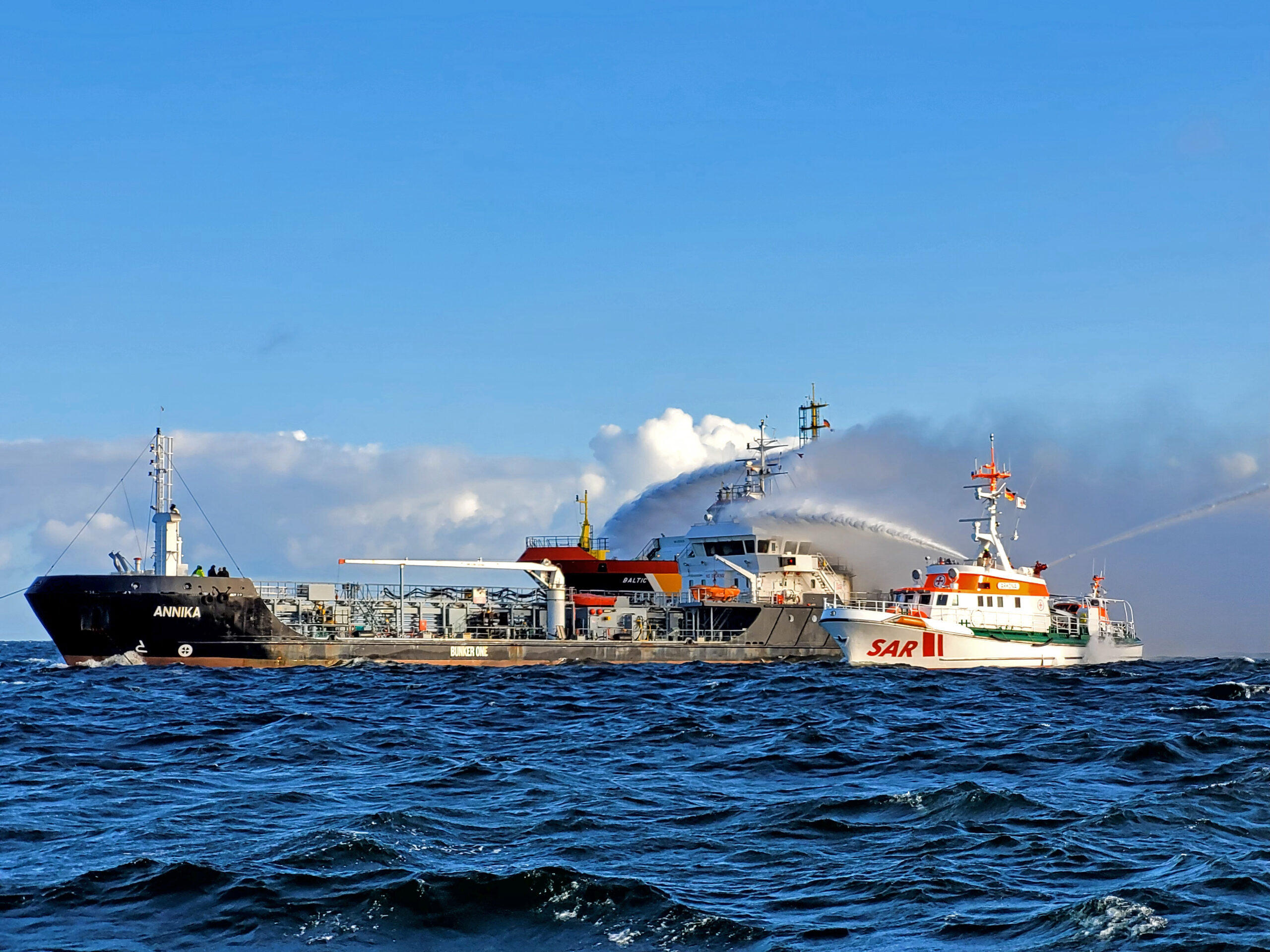 Der Seenotrettungskreuzer „Arkona“ löscht den Brand des Tankers „Annika“ im Oktober 2024 auf der Ostsee.