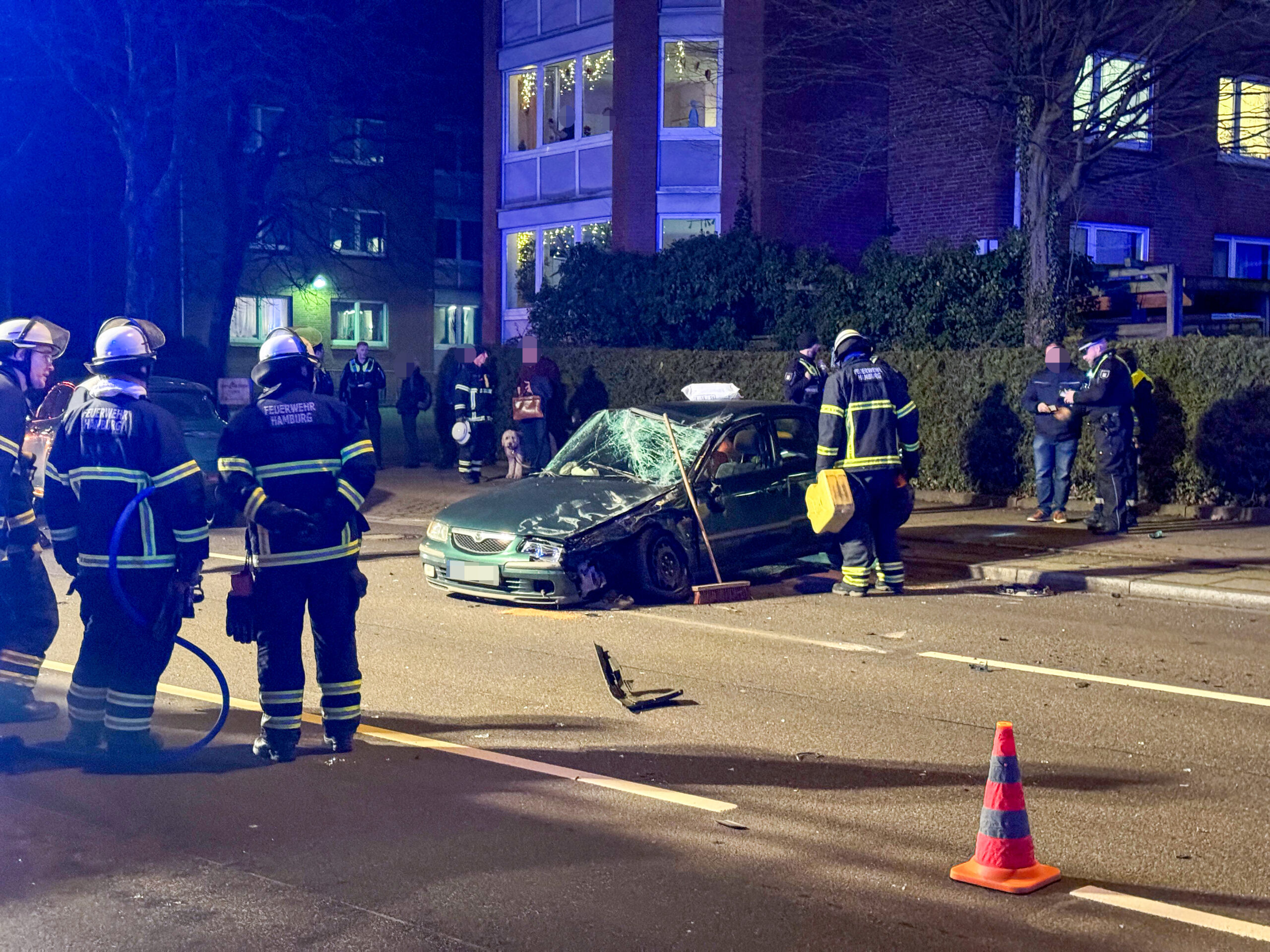 Zwei Menschen wurden schwer verletzt, als der Fahrer des Mazda die Kontrolle über seinen Wagen verlor.