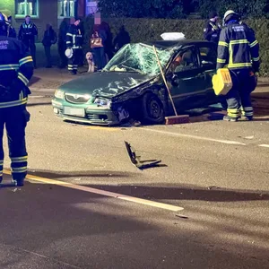 Zwei Menschen wurden schwer verletzt, als der Fahrer des Mazda die Kontrolle über seinen Wagen verlor.