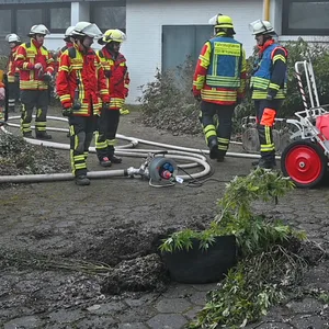 Feuer in Cannabis-Club in Ramelslohr – Feuerwehr rettet Mann aus Keller