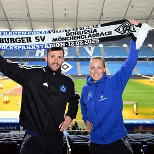 Daniel Heuer Fernandes und Inga Schuldt mit HSV-Schal im Volksparkstadion