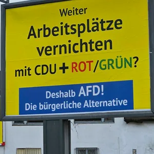 Gelbe Plakate „Weiter Arbeitsplätze vernichten“