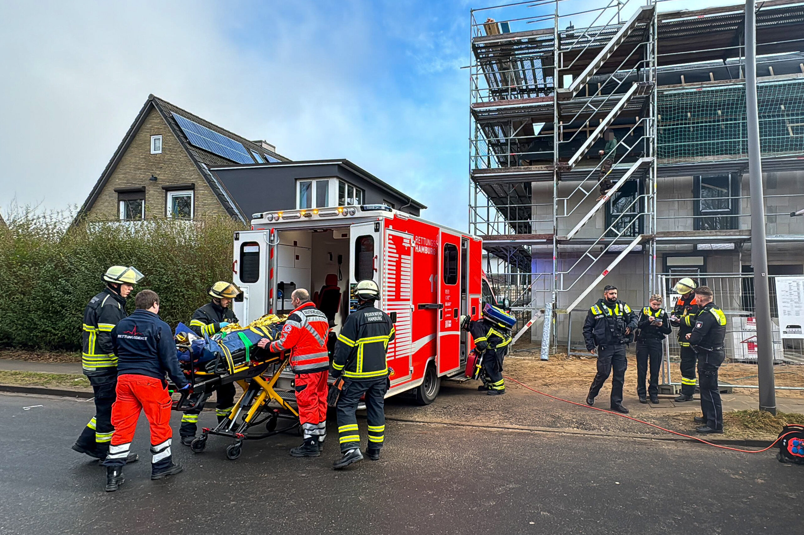 Die Feuerwehr transportiert den Verletzten ab.