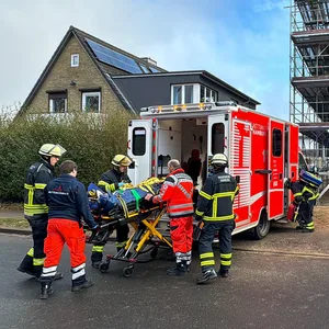 Die Feuerwehr transportiert den Verletzten ab.