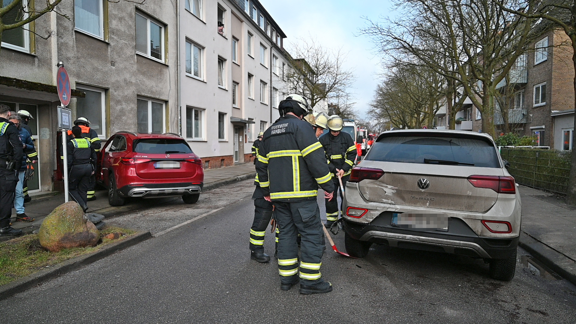 Polizei und Feuerwehr sind an der Unfallstelle im Einsatz.