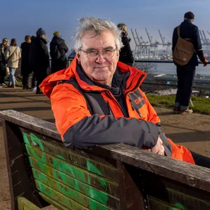 Norbert Hackbusch sitzt auf einer Bank am Altonaer Balkon – aufgewachsen ist er auf der anderen Seite der Elbe.