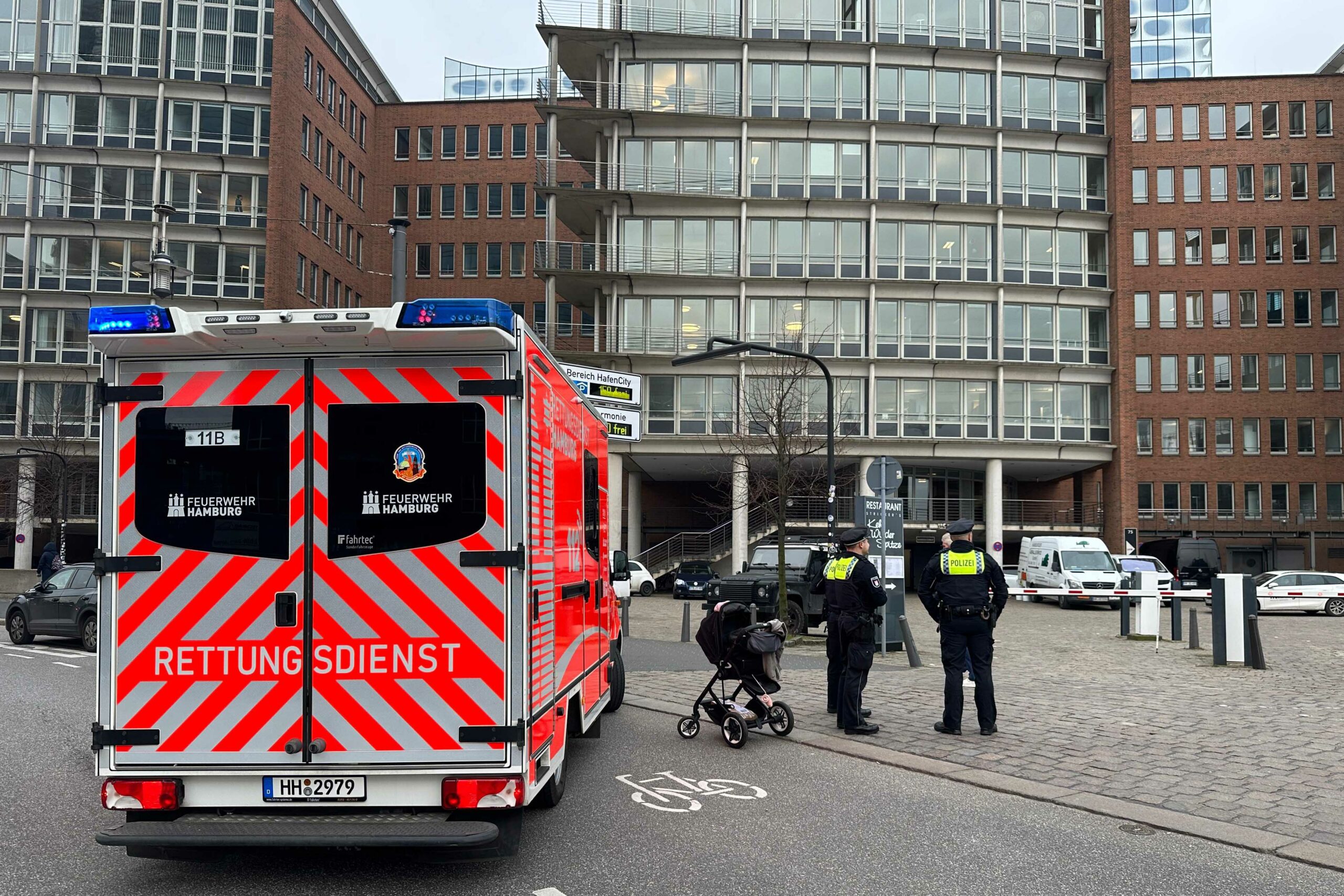 Bei der Notbremsung eines HVV-Busses wurden eine Mutter und ihr Kleinkind verletzt.