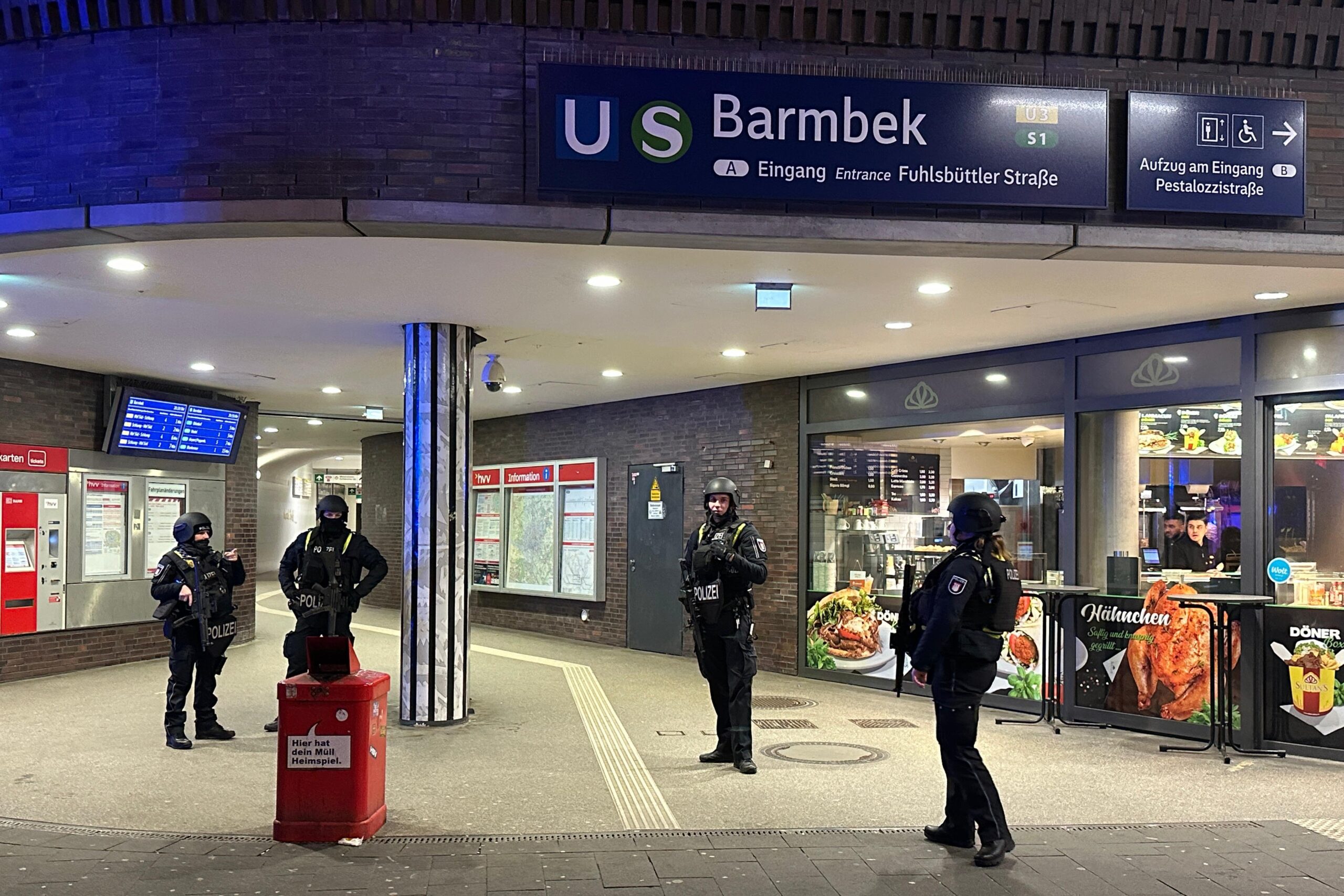 Polizisten am Bahnhof Barmbek