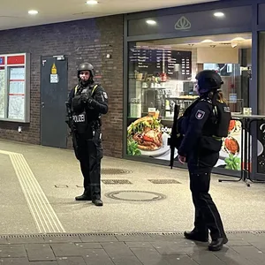 Polizisten am Bahnhof Barmbek