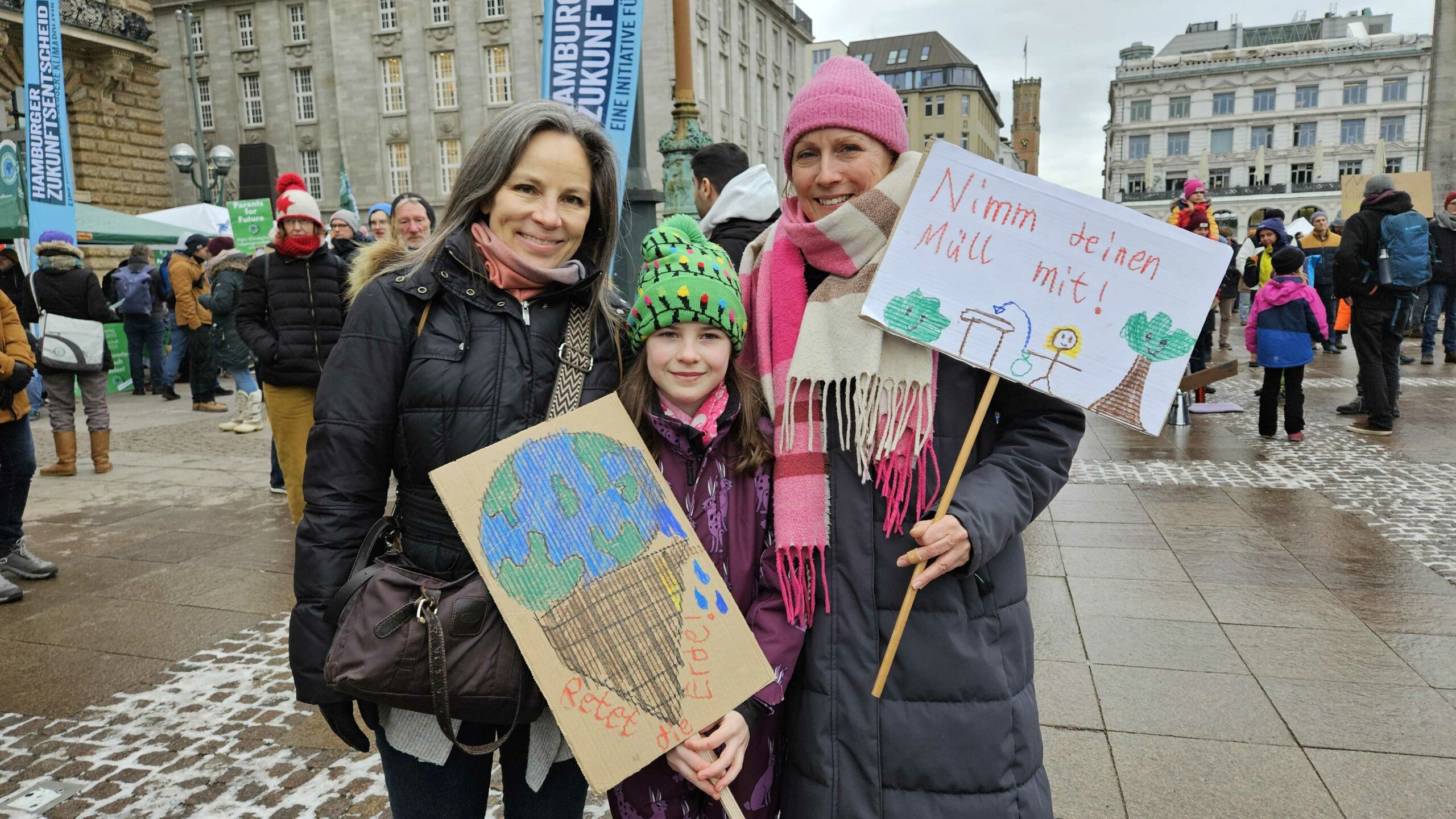 Die achtjährige Elina ist mit Mutter Johanna (46) und Patentante Janine (links, 51) da.