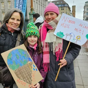 Die achtjährige Elina ist mit Mutter Johanna (46) und Patentante Janine (links, 51) da.