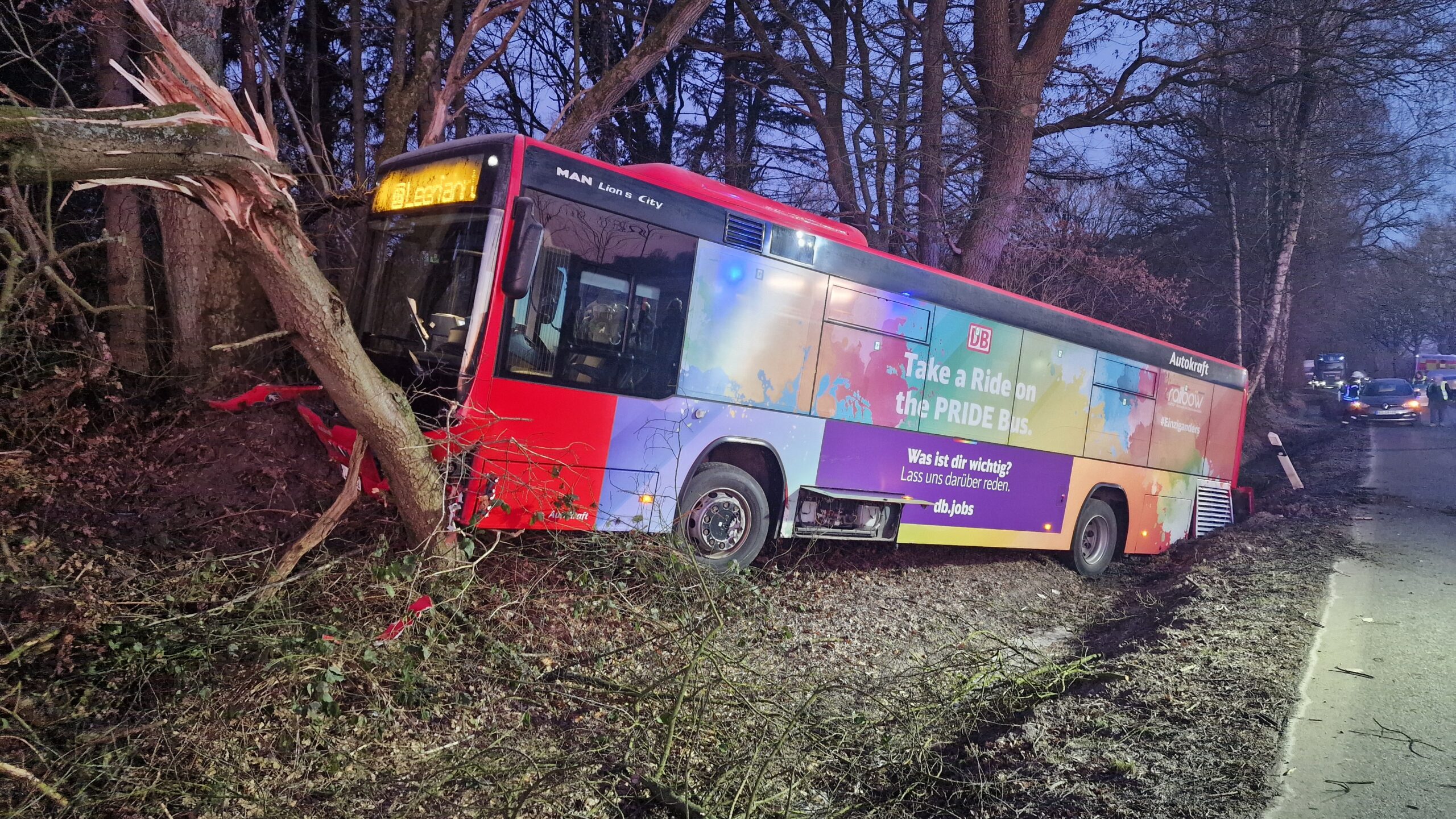 Senior will Bus überholen, verschättzt sich und kracht mit Auto im Gegenverkehr zusammen. Zwei Verletzte be schweren Unfall im Norden