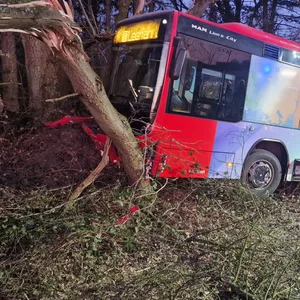 Senior will Bus überholen, verschättzt sich und kracht mit Auto im Gegenverkehr zusammen. Zwei Verletzte be schweren Unfall im Norden
