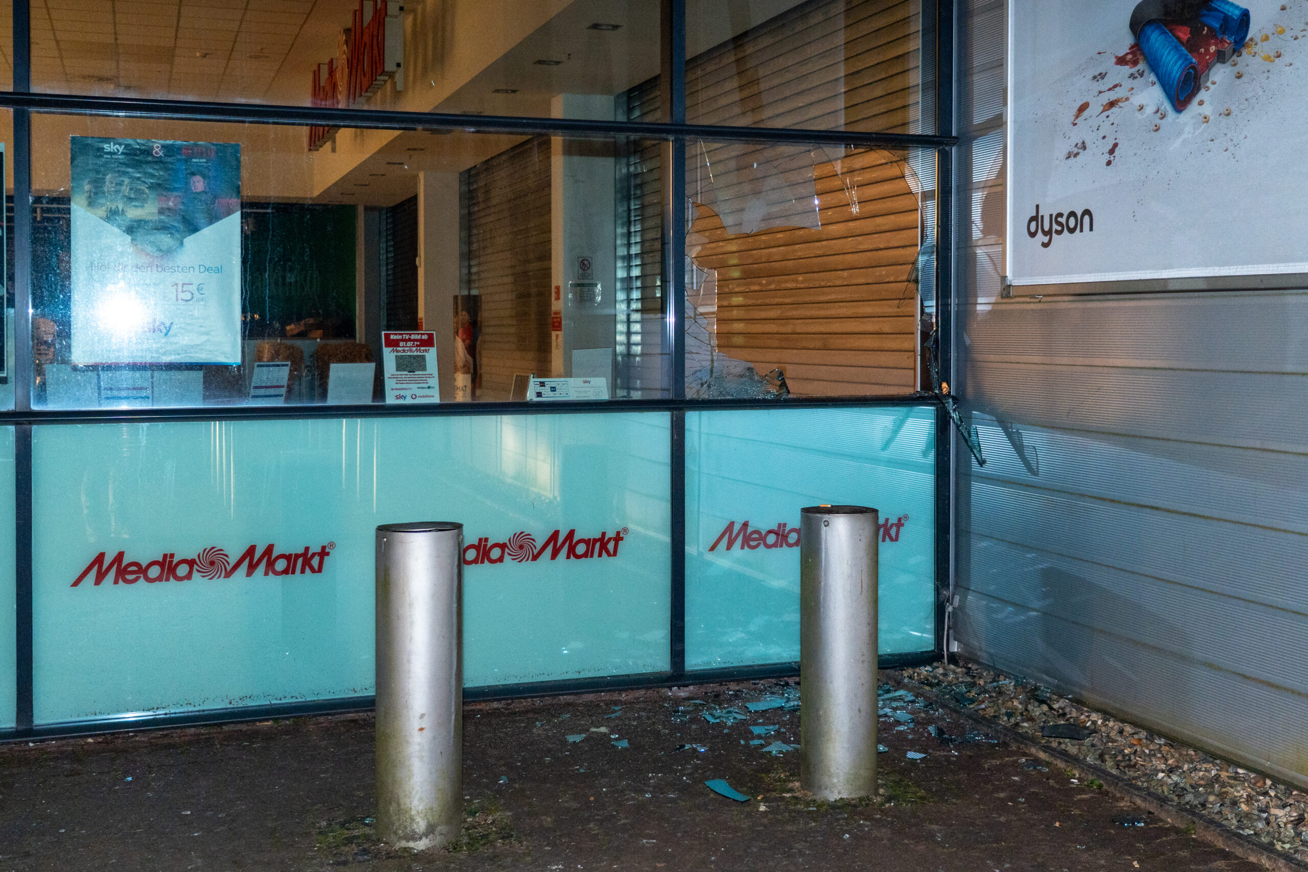 Der oder die Einbrecher schlugen im Vorraum von Famila und Media Markt in Buchholz in der Nordheide ein Fenster ein.