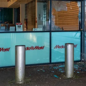 Der oder die Einbrecher schlugen im Vorraum von Famila und Media Markt in Buchholz in der Nordheide ein Fenster ein.
