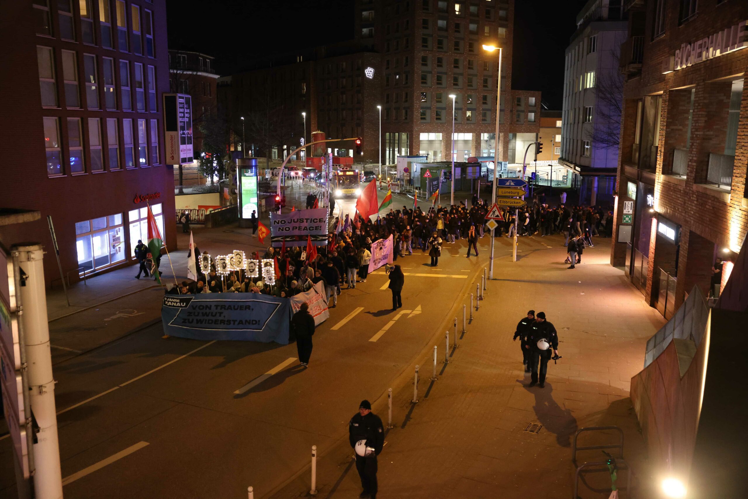 Mehrere Hundert Menschen gedachten mit einer Demonstration in Harburg der vor fünf Jahren beim rechtsextremen Anschlag von Hanau Getöteten.