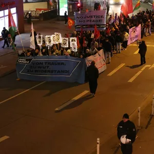 Mehrere Hundert Menschen gedachten mit einer Demonstration in Harburg der vor fünf Jahren beim rechtsextremen Anschlag von Hanau Getöteten.