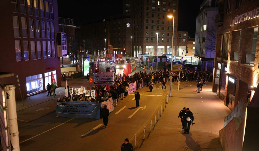 gedenk-demo-f-r-die-opfer-des-anschlags-von-hanau-zieht-durch-harburg