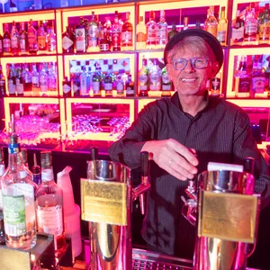 Erst war er Betreiber eines Männer-Puffs auf dem Kiez, heute hat Ronny Petzet die Pension „Chez Ronny“ an der Reeperbahn und die Cocktailbar „Chez Ronnys Lounge“ an der Silbersackstraße.