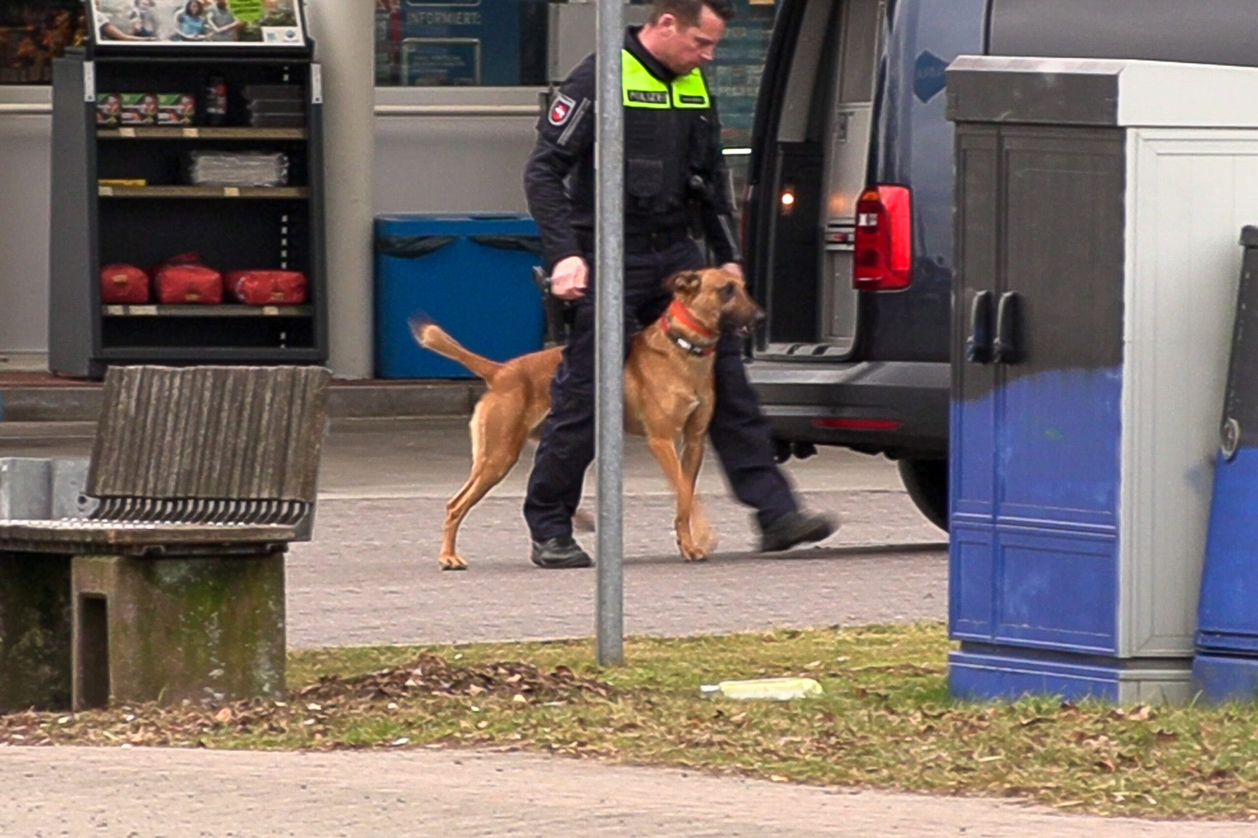 Polizist mit Sprengstoffspürhund