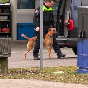 Polizist mit Sprengstoffspürhund