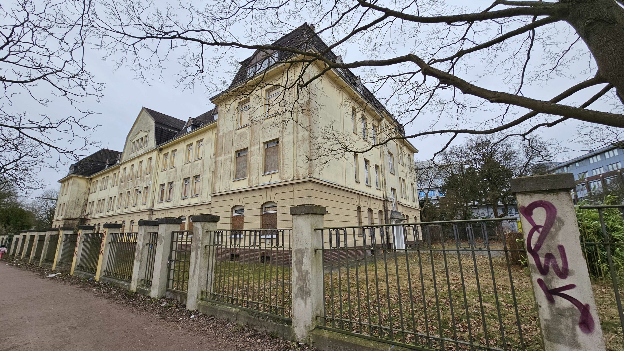 Die ehemalige Kaserne an der Notkestraße steht bereit seit Jahren leer.