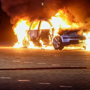 Auto in Hamburg in Flammen – Polizei schließt Brandstiftung nicht aus
