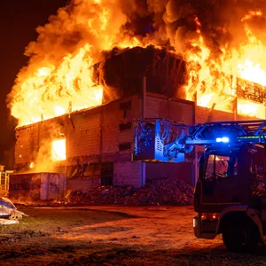 In der Nacht zum Mittwoch ist in Tostedt im Landkreis Harburg eine Turnhalle in Flammen aufgegangen.