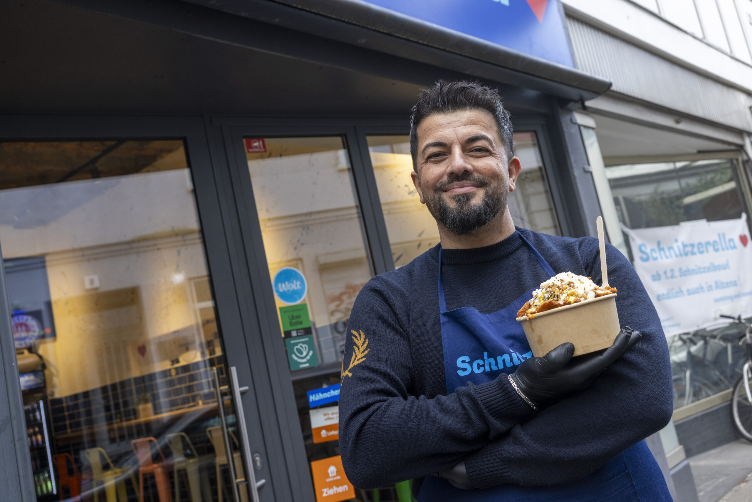 Der Inhaber von „Schnitzerella“ in Ottensen: L. Baran (40) hat den Imbiss Anfang Februar eröffnet.