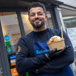 Der Inhaber von „Schnitzerella“ in Ottensen: L. Baran (40) hat den Imbiss Anfang Februar eröffnet.