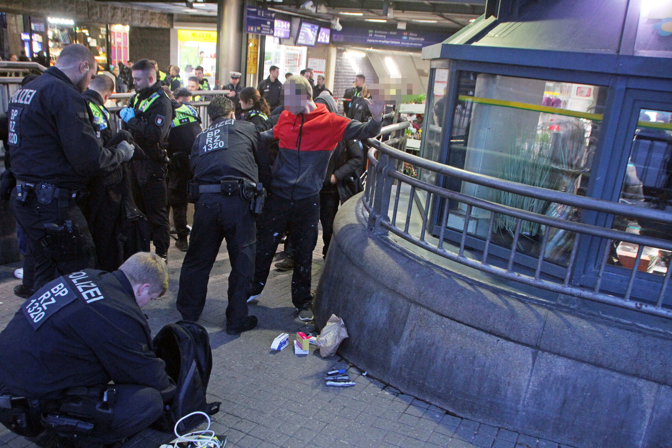 Kontrolle am Hauptbahnhof: Fast 600 Personen durchsucht – mehrere Messer sichergestellt