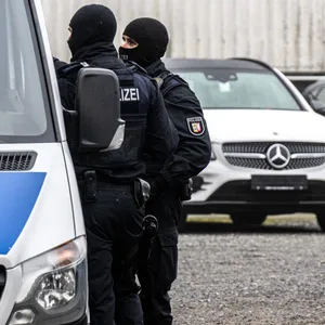 Razzien bei Autohändlern in Flensburg – vier tatverdächtige in Haft. Sie sollen acht Millionen Euro Steuern hinterzogen haben