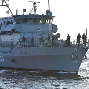 Das Minenjagdboot „Weilheim“ kehrt in seinen Heimathafen zurück.