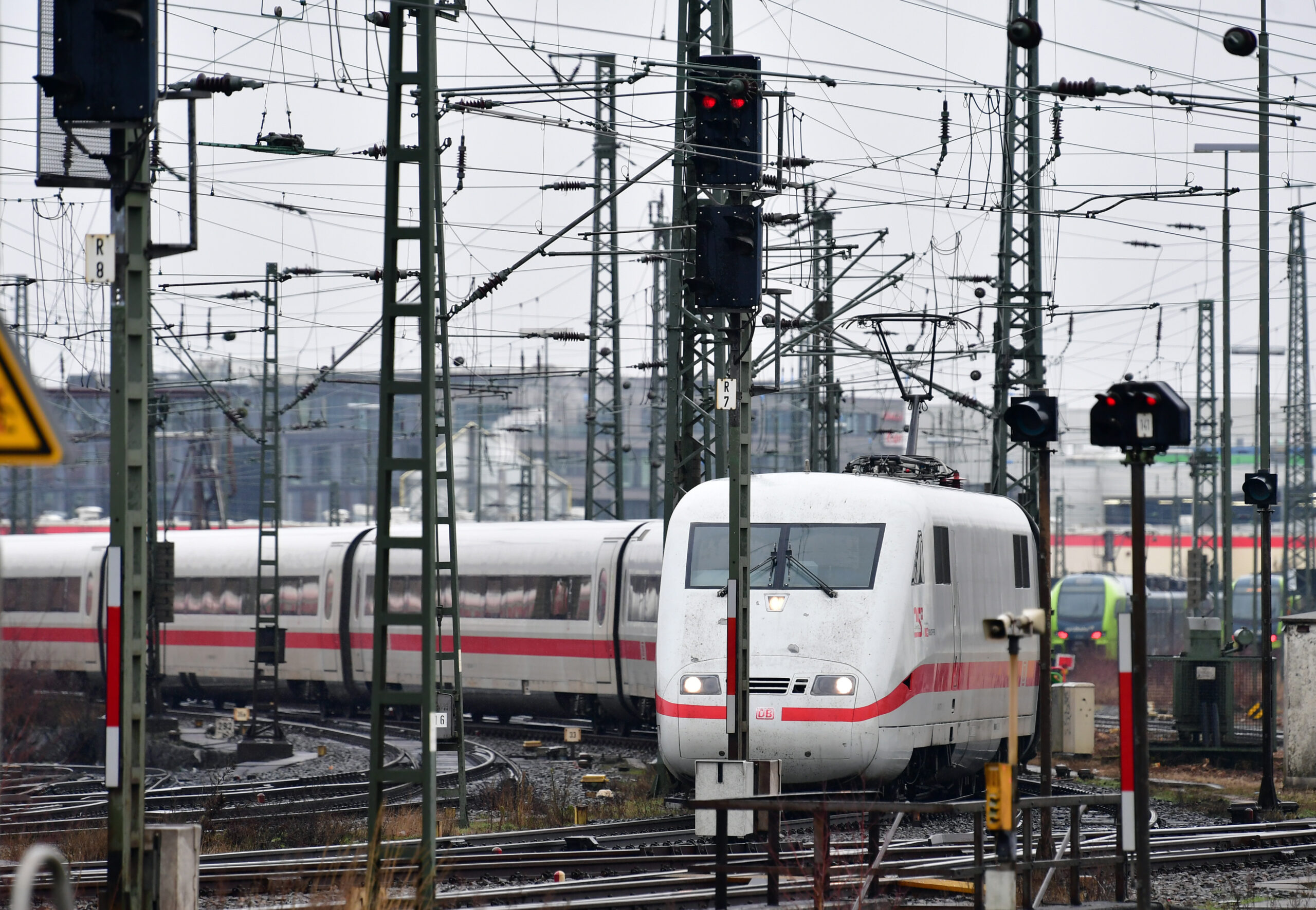 Ein ICE fährt in den Bahnhof Altona ein.