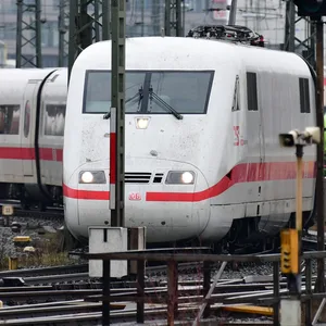 Ein ICE fährt in den Bahnhof Altona ein.