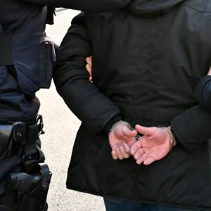 Zwei Polizisten bei einer Festnahme.