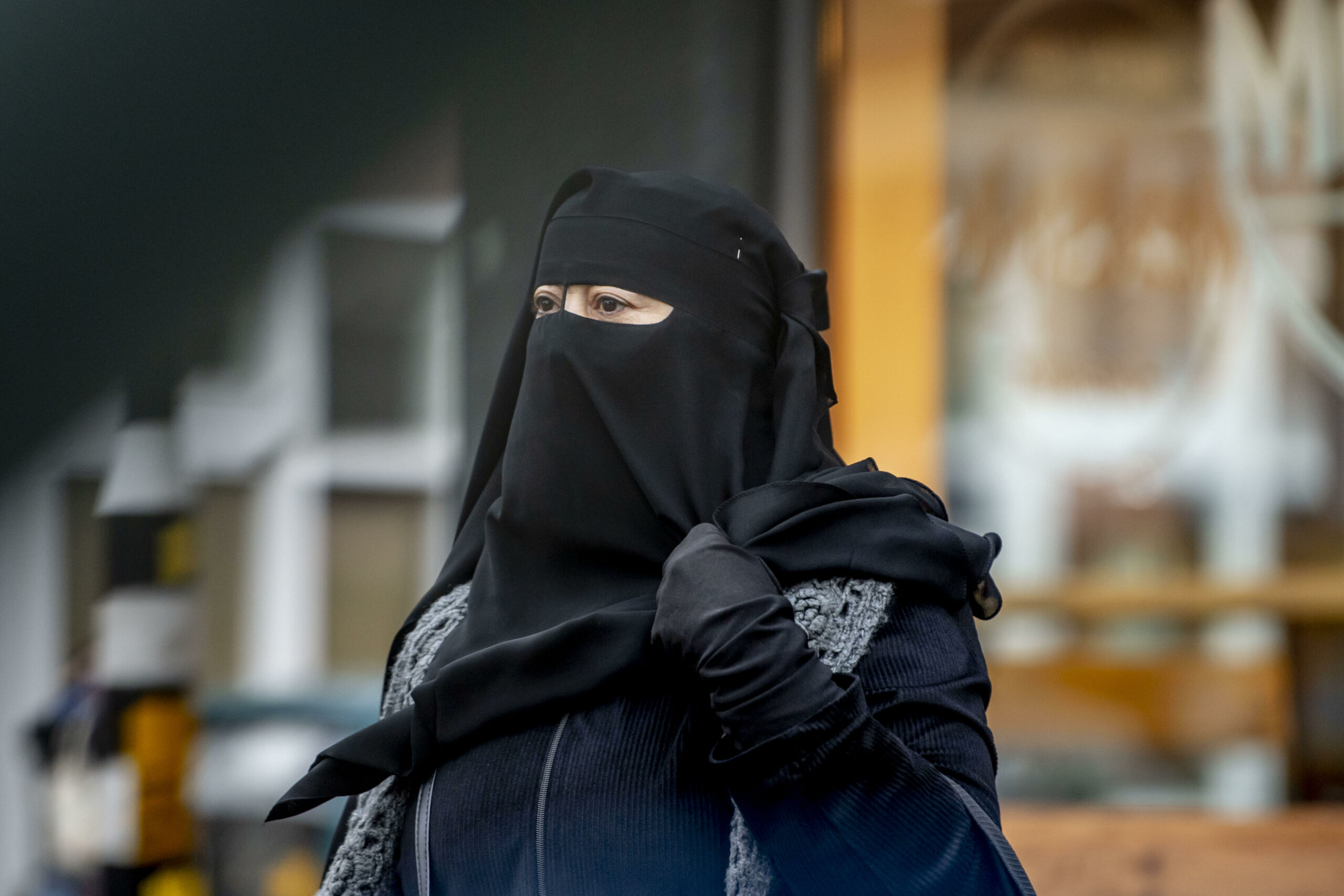 Die junge Frau trug so einen muslimischen Gesichtsschleier (Niqab), als sie von dem Mann attackiert wurde (Symbolbild).