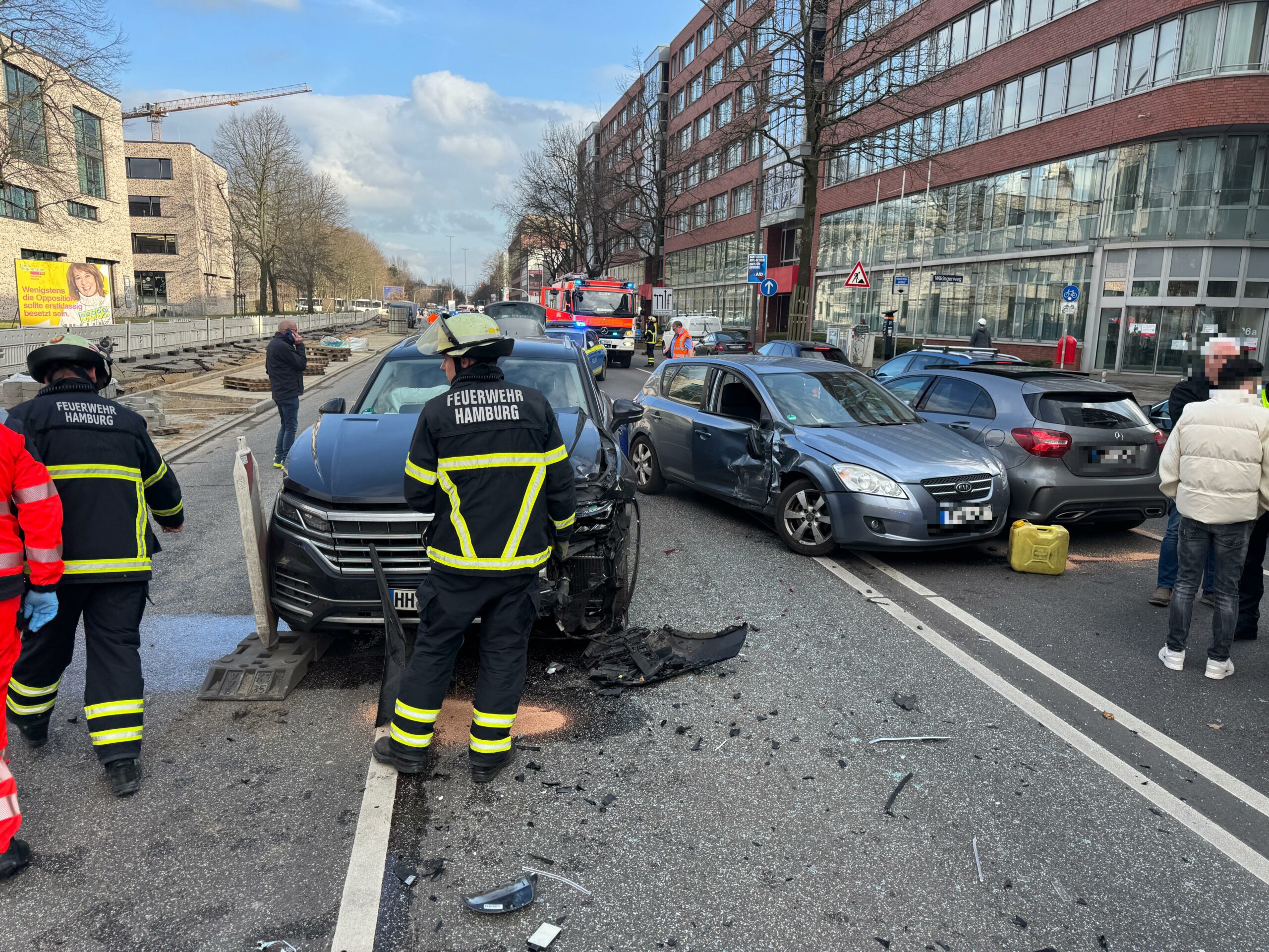 Schwerer Unfall auf der Eiffestraße – drei Verletzte und Stau