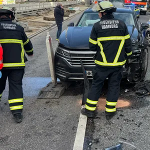 Schwerer Unfall auf der Eiffestraße – drei Verletzte und Stau