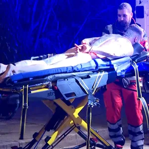 Nach der Festnahme wird der mutmaßliche Täter abtransportiert.
