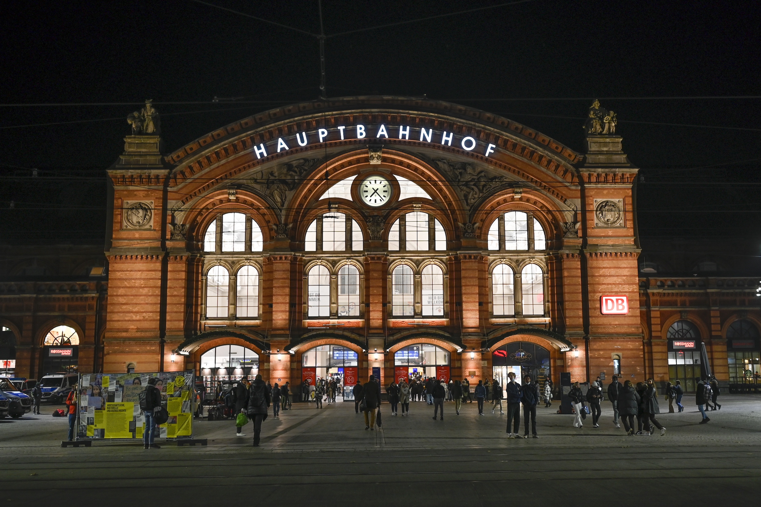 Menschen stehen am Abend vor dem Bremer Hauptbahnhof