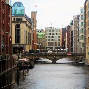 Ansicht auf das Bleichenfleet in Hamburg im Hintergrund die Alte Post im Vordergrund Cafe auf dem Ponton