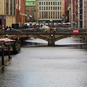 Ansicht auf das Bleichenfleet in Hamburg im Hintergrund die Alte Post im Vordergrund Cafe auf dem Ponton