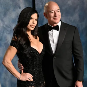 Jeff Bezos (61) mit seiner Verlobte Lauren Sanchéz (55).
