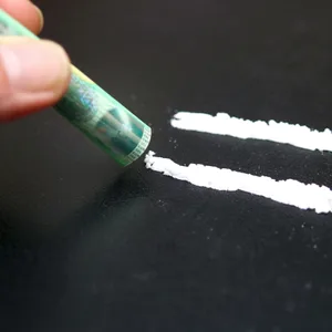 Kokain wird durch 100-Euro-Schein gesschnupft. (Symbolbild)