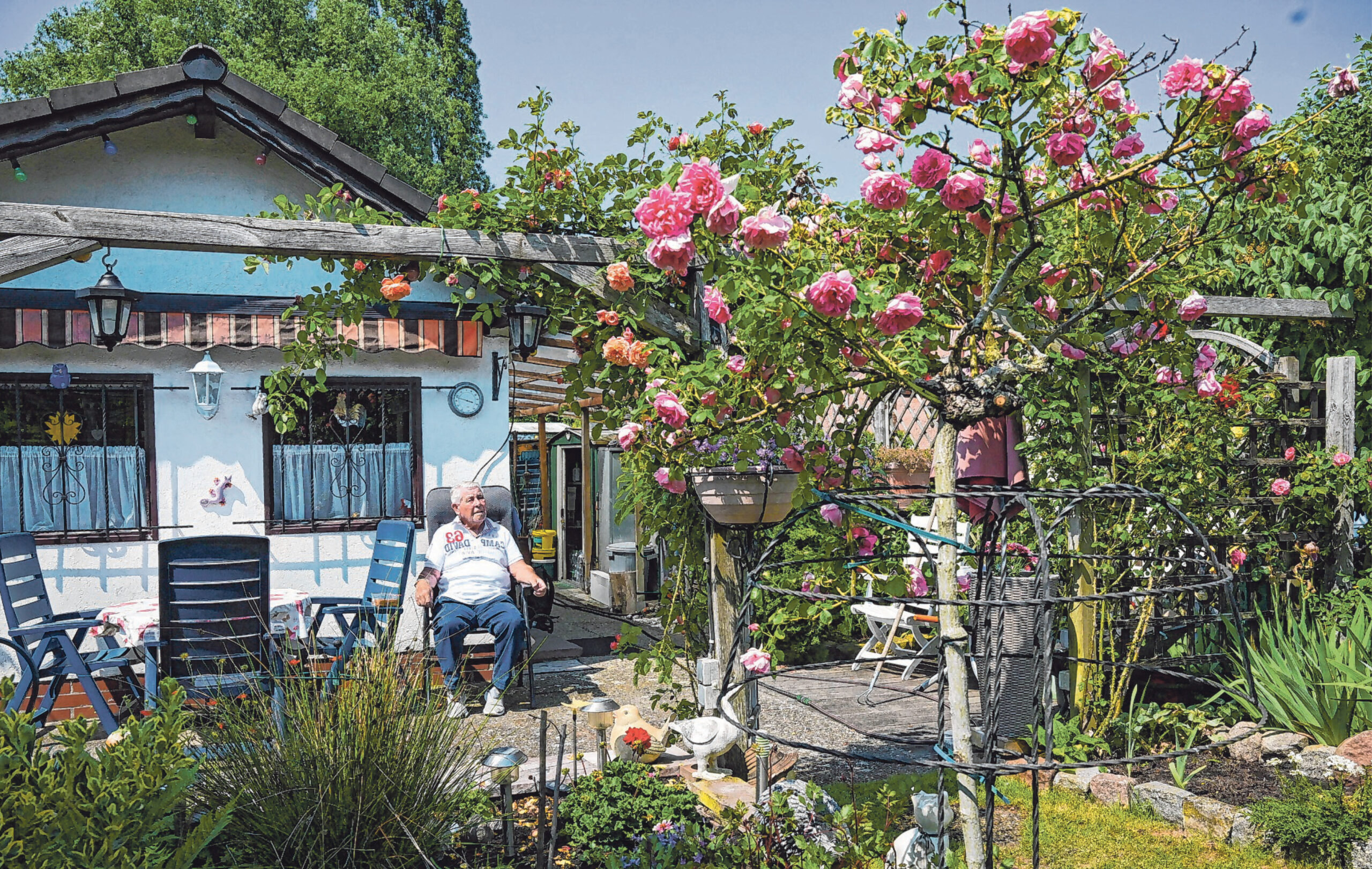 Ein Mann sitzt in seinem Schrebergarten