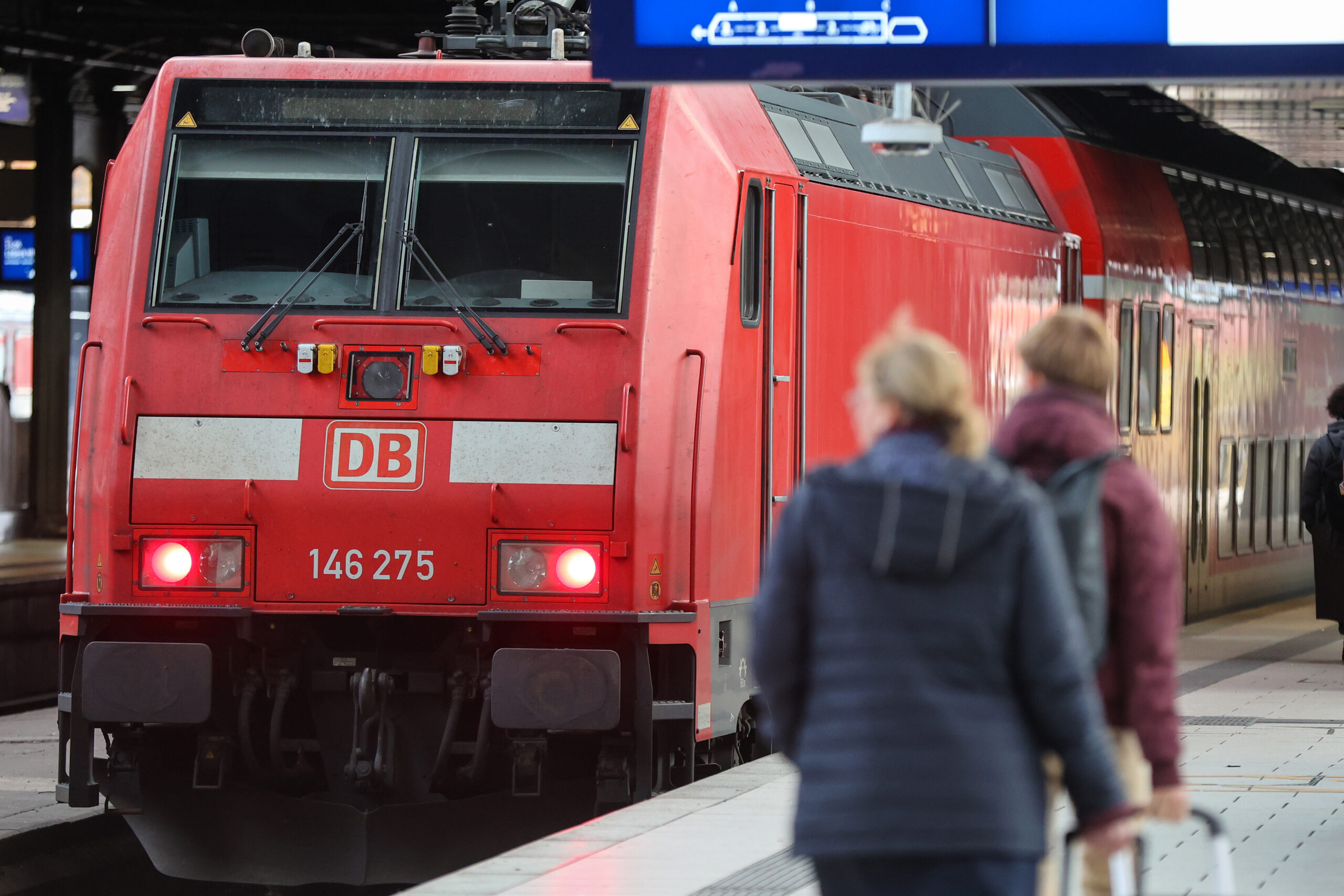 Heil Hitler Rufe in regionalbahn. Bundespolizei stoppt Zug in Rahlstedt und nimmt Mann fest