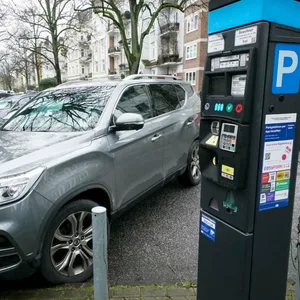 Die CDU hat nachgefragt, wie viel Geld die Stadt Hamburg im Jahr 2024 mit Parkgebühren eingenommen hat.