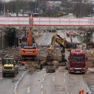 Brückenabrissarbeiten am Berliner Tor