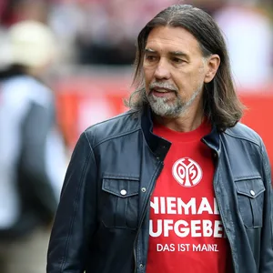 Martin Schmidt in T-Shirt vom FSV Mainz 05